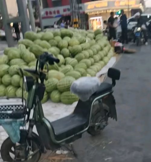 瓜贩被城管劝离时自砸西瓜
